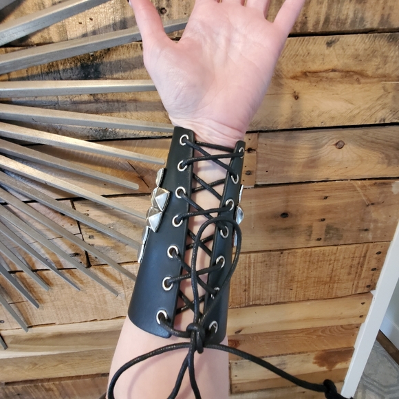 🐕 Pair of black leather studded gauntlets - Picture 2 of 6